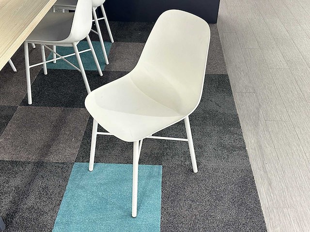 Vergadertafel met 6 crassevig stoelen en 3 hanglampen - afbeelding 4 van  5