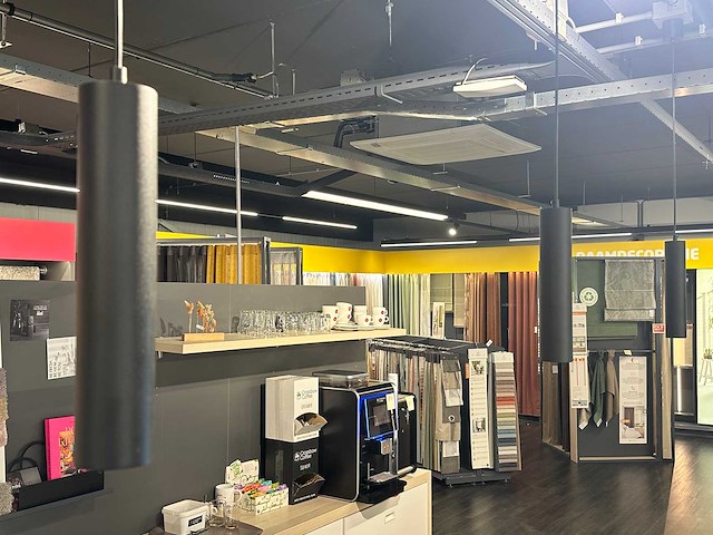 Vergadertafel met 6 crassevig stoelen en 3 hanglampen - afbeelding 5 van  5