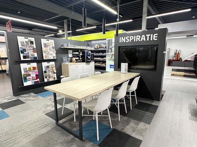 Vergadertafel met 6 crassevig stoelen en 3 hanglampen - afbeelding 1 van  5