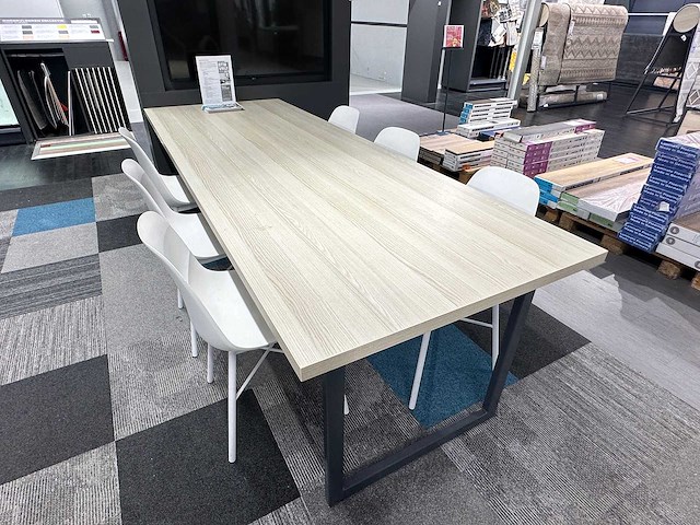 Vergadertafel met 6 crassevig stoelen en 3 hanglampen - afbeelding 2 van  5