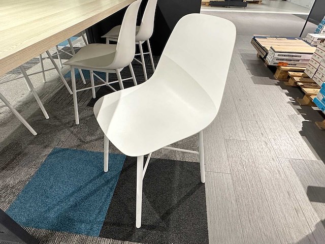 Vergadertafel met 6 crassevig stoelen en 3 hanglampen - afbeelding 4 van  5