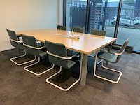 Vergadertafel met 7 vergaderstoelen