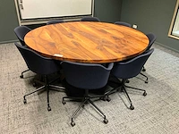 Vergadertafel met 8 verrijdbare vergaderstoelen