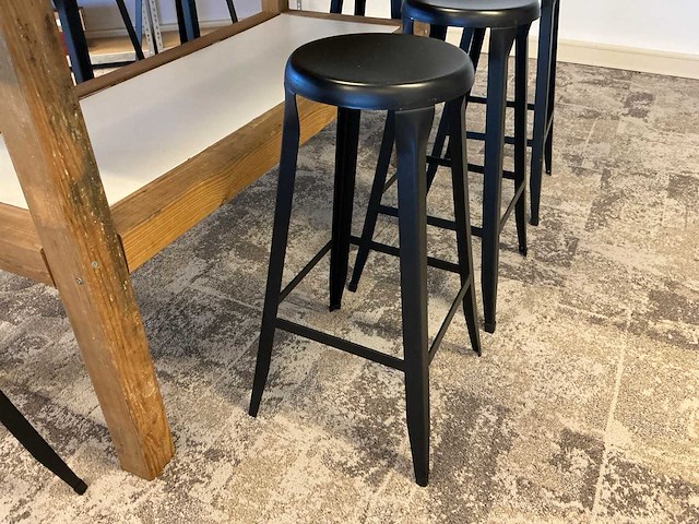 Vergadertafel met krukken - afbeelding 4 van  5