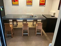 Vergadertafel met krukken