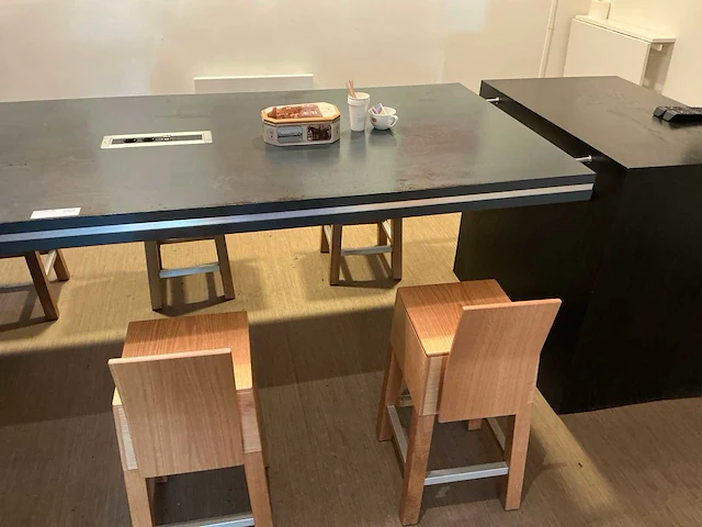 Vergadertafel met krukken - afbeelding 3 van  8