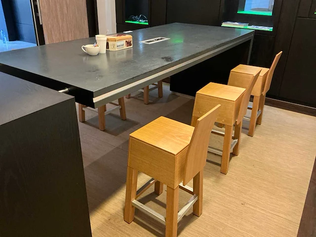 Vergadertafel met krukken - afbeelding 7 van  8