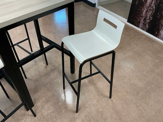 Vergadertafel met krukken - afbeelding 4 van  4