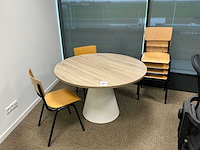 Vergadertafel met stoelen - afbeelding 1 van  4
