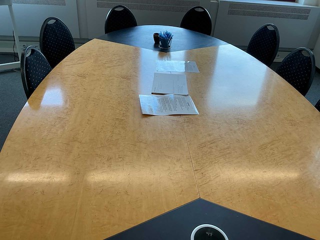 Vergadertafel met stoelen - afbeelding 3 van  6