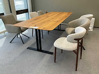 Vergadertafel met stoelen