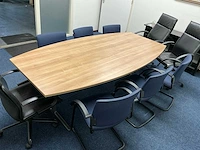Vergadertafel met stoelen