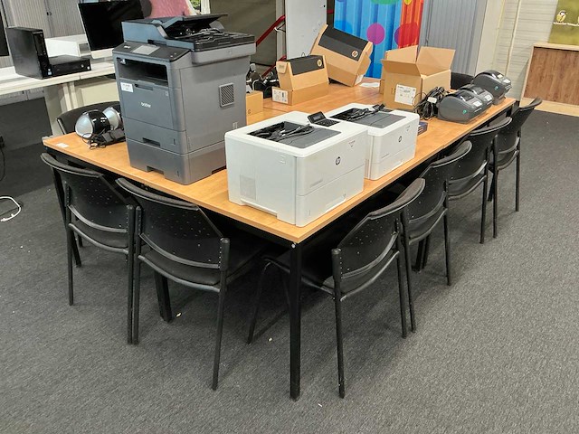 Vergadertafel met stoelen - afbeelding 1 van  5