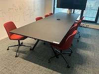 Vergadertafel met stoelen