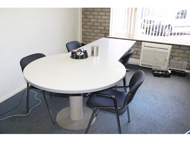 Vergadertafel met vier stoelen. afmeting ca. 268 x 120 x 75 cm. - afbeelding 1 van  2