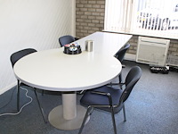 Vergadertafel met vier stoelen. afmeting ca. 268 x 120 x 75 cm.