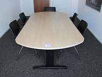 Vergadertafel met vijf stoelen bum made in italy. afmeting 250 x 120 cm. hoogte 73 cm