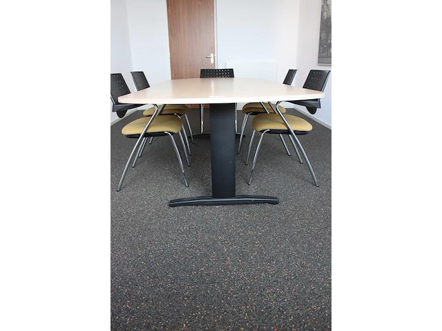 Vergadertafel met vijf stoelen bum made in italy. afmeting 250 x 120 cm. hoogte 73 cm - afbeelding 2 van  6
