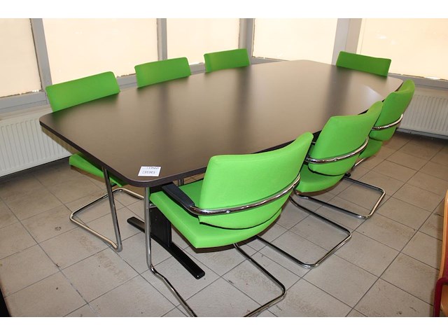 Vergadertafel met zeven bekleden stoelen groen gestoffeerd. afmeting tafel 140 x 120 x 76 cm. - afbeelding 1 van  3