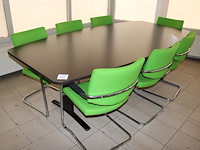 Vergadertafel met zeven bekleden stoelen groen gestoffeerd. afmeting tafel 140 x 120 x 76 cm. - afbeelding 1 van  3