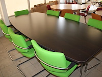 Vergadertafel met zeven bekleden stoelen groen gestoffeerd. afmeting tafel 140 x 120 x 76 cm. - afbeelding 2 van  3