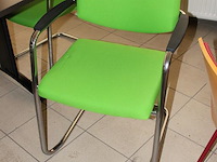 Vergadertafel met zeven bekleden stoelen groen gestoffeerd. afmeting tafel 140 x 120 x 76 cm. - afbeelding 3 van  3