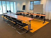 Vergadertafels met stoelen