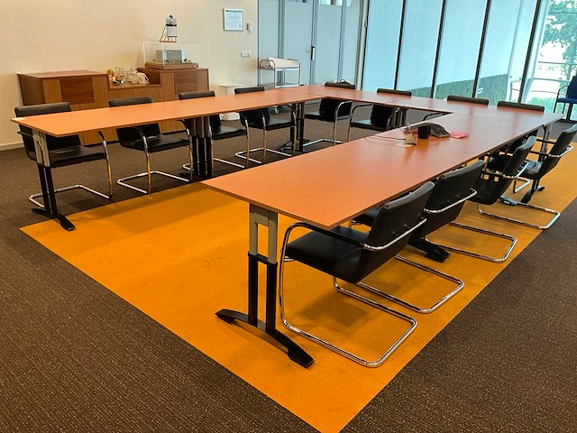 Vergadertafels met stoelen - afbeelding 1 van  3