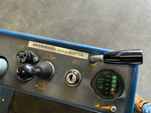 Verhagen - 130ue - zelfrijdende schrob/zuigmachine - 2008 - afbeelding 3 van  19