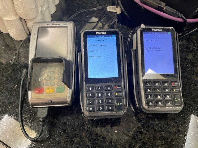 Verifone pinautomaat met voorraad kasserollen (3x) - afbeelding 1 van  7