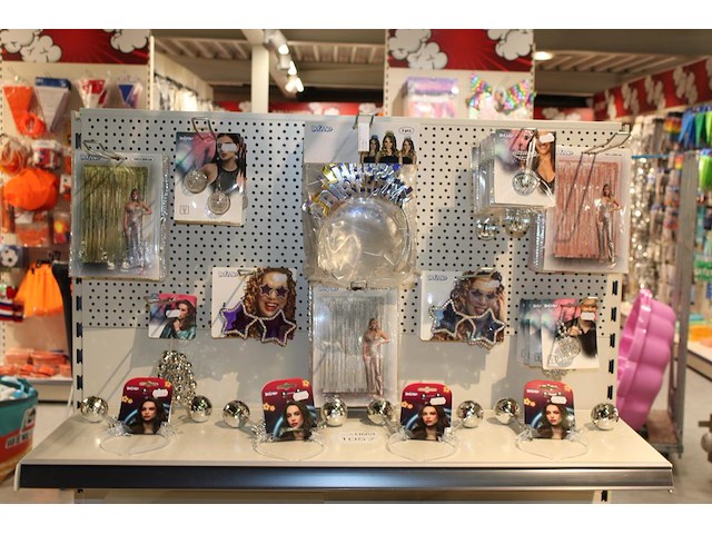 Verjaardag en feestaccessoires w.o. hangers, armbanden, brillen en tiara's. op en aan schap. - afbeelding 1 van  2