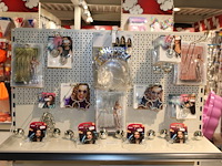 Verjaardag en feestaccessoires w.o. hangers, armbanden, brillen en tiara's. op en aan schap. - afbeelding 1 van  2