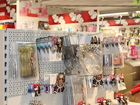 Verjaardag en feestaccessoires w.o. hangers, armbanden, brillen en tiara's. op en aan schap. - afbeelding 2 van  2