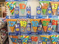 Verjaardags accessoires aan twee en halve wandschappen w.o. slingers, ballonen, tafelkleden en banners. - afbeelding 3 van  3