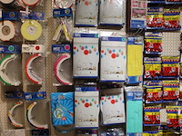 Verjaardagsaccessoires aan tien wandschappen w.o. buttons, ballonnen, servetten, slingers, gordijnen, sjerp... - afbeelding 3 van  12