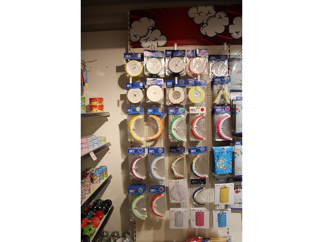 Verjaardagsaccessoires aan tien wandschappen w.o. buttons, ballonnen, servetten, slingers, gordijnen, sjerp... - afbeelding 4 van  12
