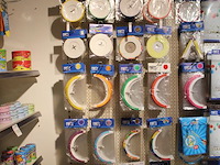 Verjaardagsaccessoires aan tien wandschappen w.o. buttons, ballonnen, servetten, slingers, gordijnen, sjerp... - afbeelding 4 van  12