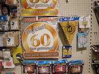 Verjaardagsaccessoires aan tien wandschappen w.o. buttons, ballonnen, servetten, slingers, gordijnen, sjerp... - afbeelding 7 van  12