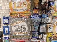 Verjaardagsaccessoires aan tien wandschappen w.o. buttons, ballonnen, servetten, slingers, gordijnen, sjerp... - afbeelding 8 van  12
