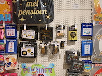 Verjaardagsaccessoires aan tien wandschappen w.o. buttons, ballonnen, servetten, slingers, gordijnen, sjerp... - afbeelding 9 van  12