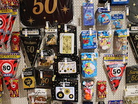 Verjaardagsaccessoires aan tien wandschappen w.o. buttons, ballonnen, servetten, slingers, gordijnen, sjerp... - afbeelding 11 van  12