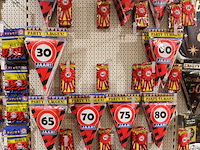 Verjaardagsaccessoires aan tien wandschappen w.o. buttons, ballonnen, servetten, slingers, gordijnen, sjerp... - afbeelding 12 van  12