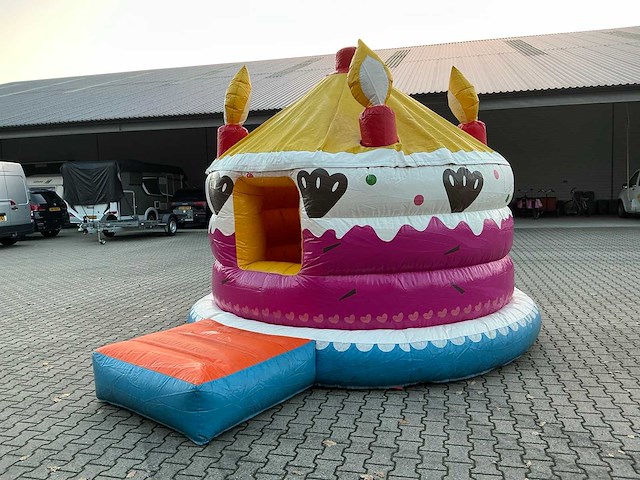 Verjaardagstaart springkussen / ballenbad - afbeelding 1 van  11