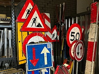 Verkeers en afzetborden - afbeelding 1 van  8