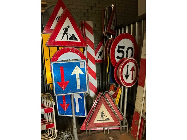 Verkeers en afzetborden - afbeelding 2 van  8