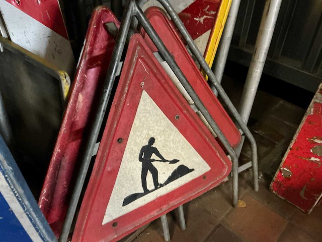 Verkeers en afzetborden - afbeelding 3 van  8
