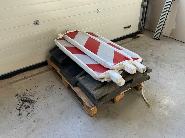 Verkeersbord met voet (5x) - afbeelding 1 van  3