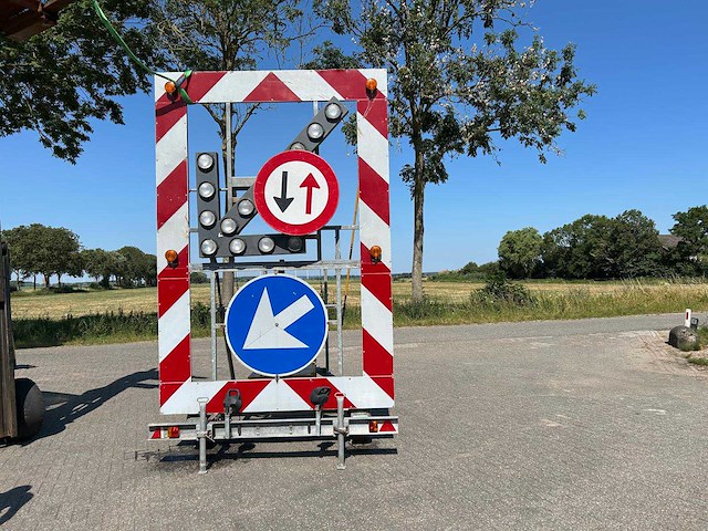 Verkeersgeleidingswagen - afbeelding 1 van  8
