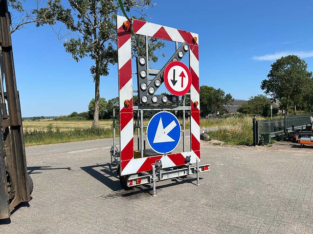 Verkeersgeleidingswagen - afbeelding 8 van  8