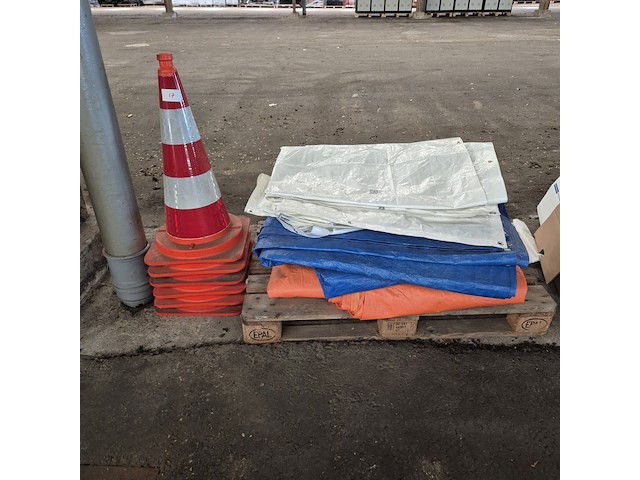Verkeerskegels en dekkleden - afbeelding 1 van  4